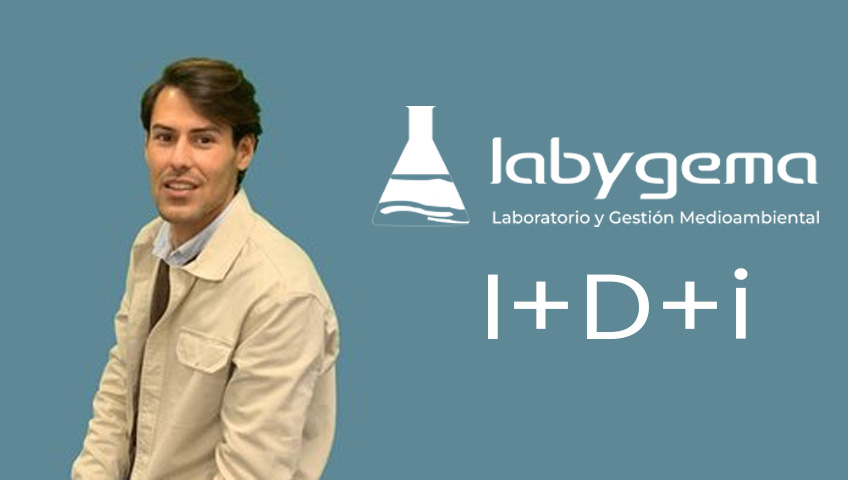 Profesional junto a logo de laboratorio medioambiental I+D+i