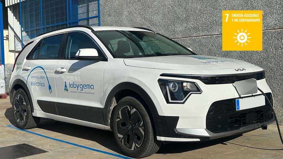 SUV eléctrico blanco cargando en exterior urbano